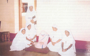 Mother Susila and Sisters with a small statue of Mother Teresa in Kolkata